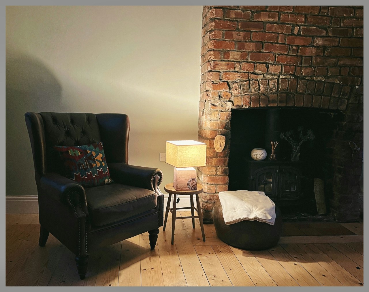 Як правильно вибрати диван для вітальні: основні критерії та поради 2025